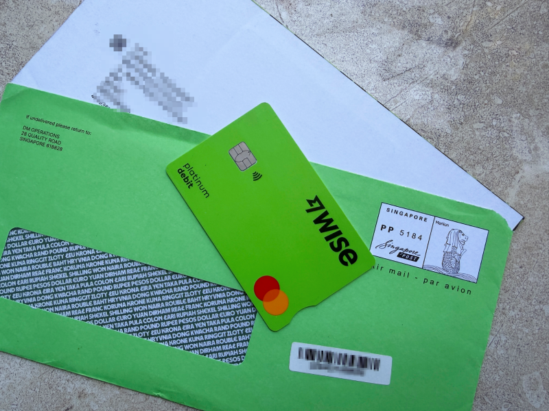 シンガポールから通常郵便(航空便)で届いたWiseデビットカードと緑色の封筒