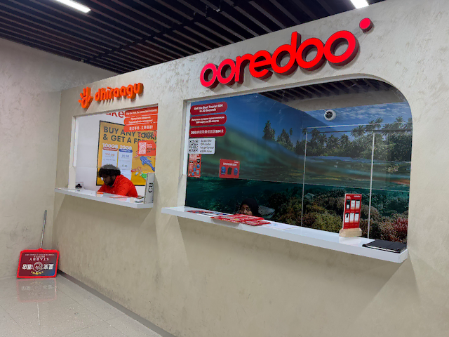 ヴェラナ国際空港到着ゲート正面のDhiraaguとOoredooのSIMカウンター