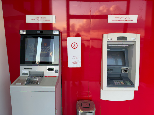 グライドゥ島BMLのATM。左:USD機、右:MVR機(2026年時点で新設)