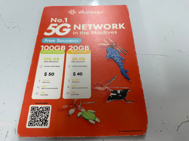 ヴェラナ国際空港のDhiraagu 5Gネットワーク ツーリストSIM料金ボード（Traveler Life $40で20GB・10日間、Traveler Premium $50で100GB・30日間）