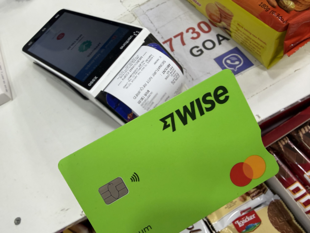 モルディブでWiseカードを決済端末にタッチして支払いをしているところ