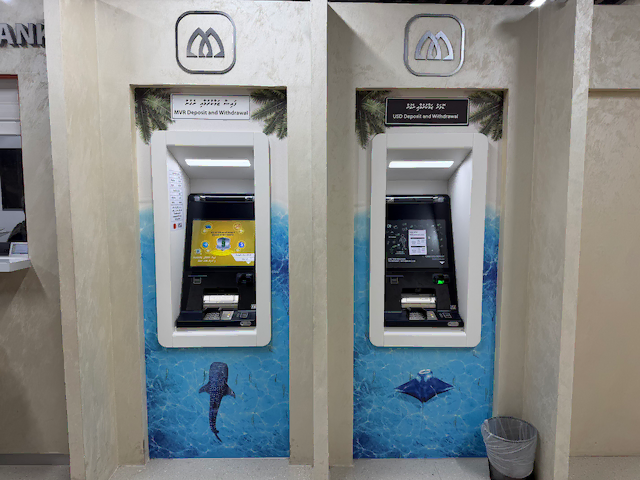 ヴェラナ国際空港のMaldives Islamic Bank ATM(左:MVR機、右:USD機)