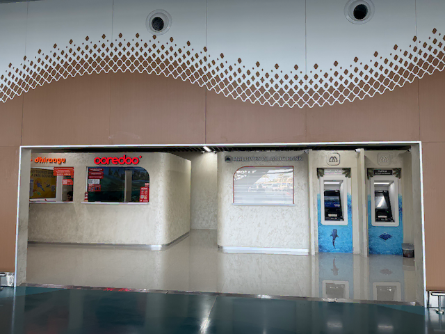 ヴェラナ国際空港ターミナル内。左:DhiraaguとOoredooのeSIM売り場、右:Maldives Islamic BankのATM