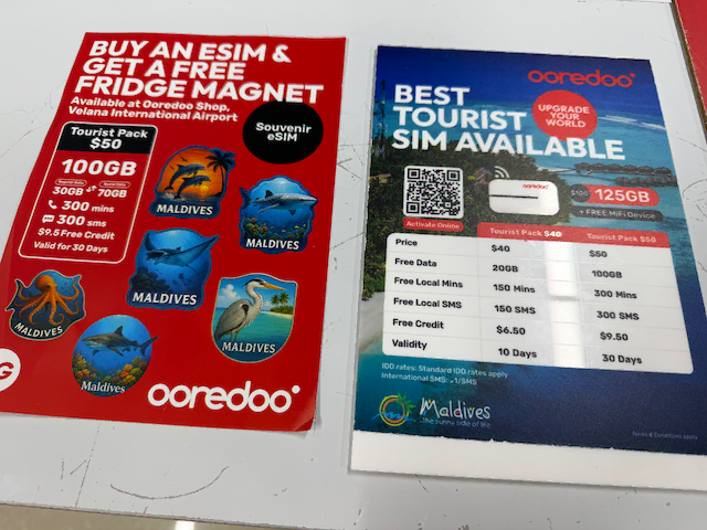 ヴェラナ国際空港のOoredoo ツーリストSIM料金ボード（Tourist Pack $40で20GB・150分・150SMS、Tourist Pack $50で100GB・300分・300SMS）