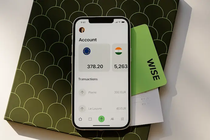 Wiseデビットカードとアプリの口座画面｜複数通貨の残高管理やリアルタイム決済が可能