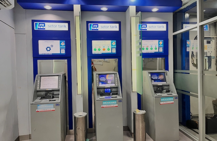 WiseのATM手数料の基本ルール|月2回・3万円まで無料のATMイメージ画像