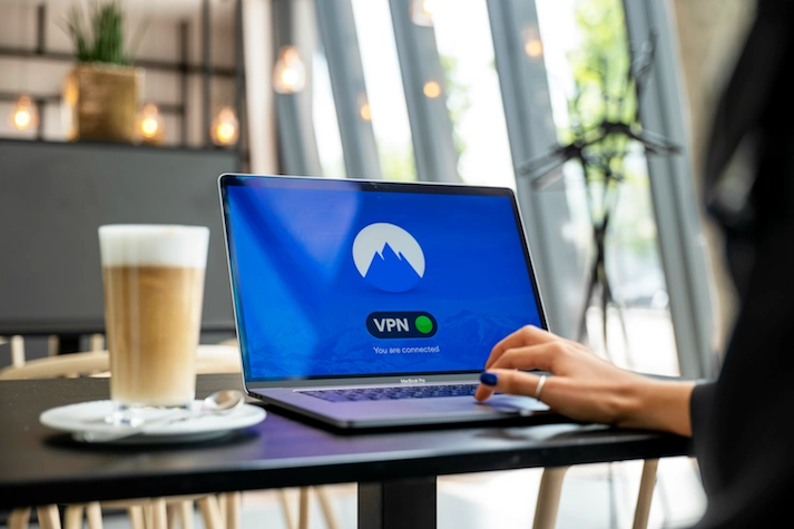 こんな人にNordVPNは特におすすめ、カフェでラップトップにVPNのアイキャッチ画像