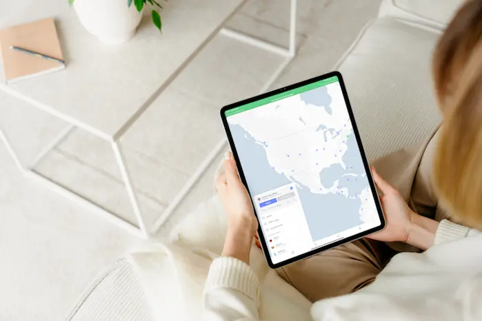 NordVPN提供、タブレットにNordVPN使用中の画像