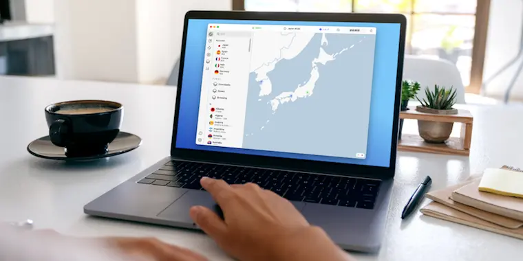 NordVPN公式提供、オフィスでラップトップ中にNordVPNを使用している画像