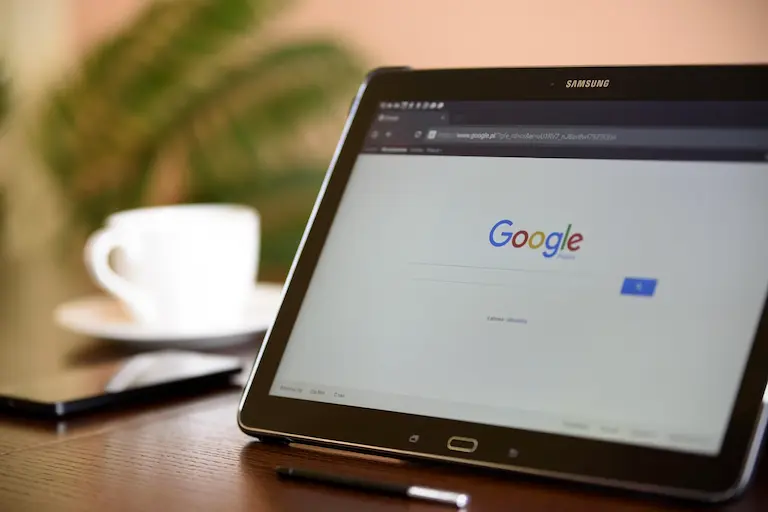 日常でも旅先でもNordVPNは強い味方で、Google使用のタブレット画像