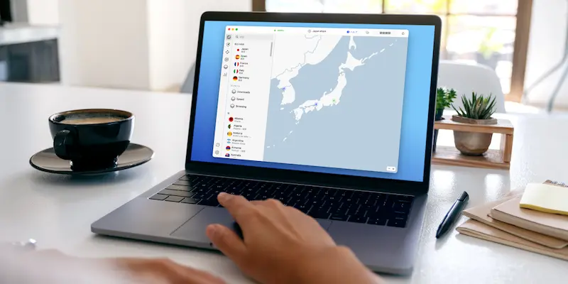 NordVPN提供-ラップトップにNordVPN使用中の画像