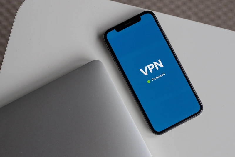 「VPN Protected」と表示されたスマホ｜VPN接続中は通信が暗号化され保護される