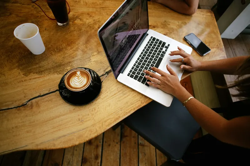 海外カフェのフリーWi-FiをNordVPNで安全に使う様子