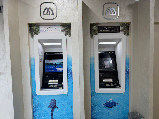 ヴェラナ国際空港のBank of Maldives ATM。左がMVR用、右がUSD用と通貨別に分かれている