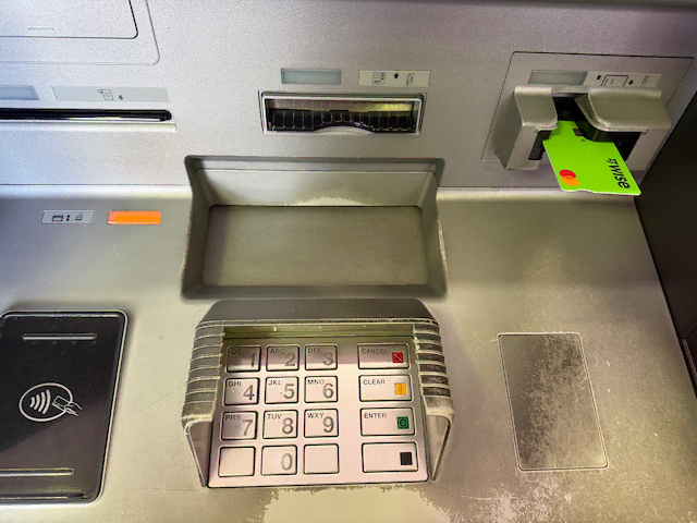 Bank of MaldivesのATMにWiseカードを挿して引き出し(筆者撮影)