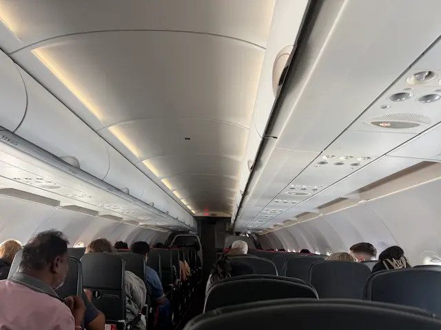 バリ島、デンパサール(ングラ・ライ国際空港)機内の写真(筆者撮影)