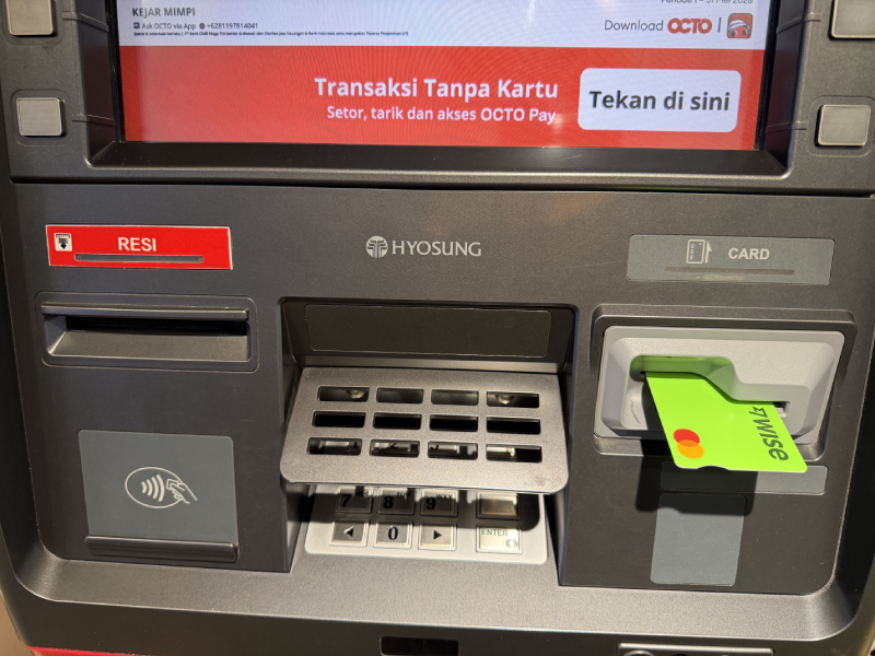 筆者がインドネシアのATMを日常的に利用している画像