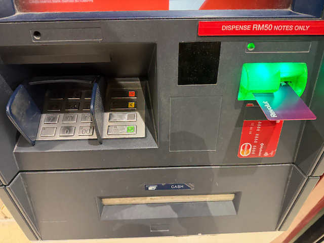 RevolutカードをCIMB銀行ATMに挿入している様子