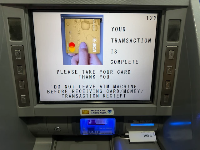 BCA銀行のATMでRevolutカードの取引が完了した画面
