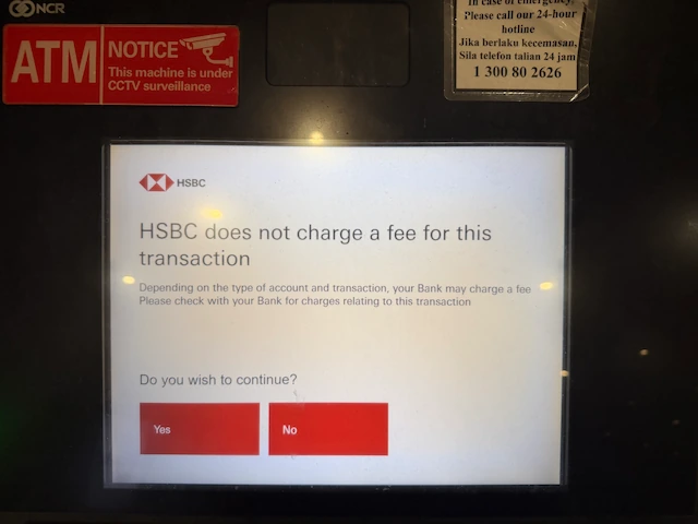 マレーシアHSBC Amanah ATMの画面。Wiseカードでの引き出しに「HSBC does not charge a fee for this transaction（手数料はかかりません）」と表示されている