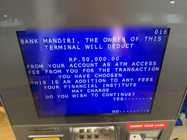 MandiriのATMでアクセス手数料Rp 50,000の確認画面