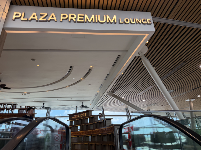 Plaza Premium Lounge KLIA T2の入口サイン