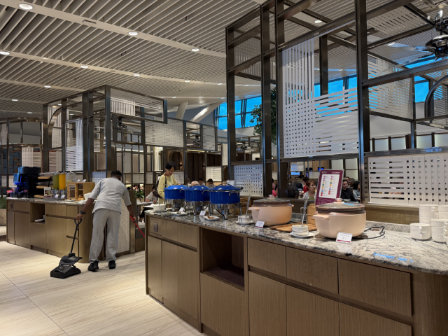 Plaza Premium Lounge KLIA T2のビュッフェコーナー