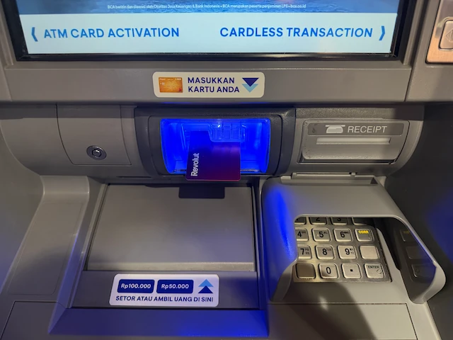 インドネシアBCA銀行のATM挿入口にRevolutカードを差し込んでいる様子