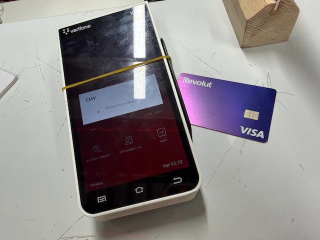 同じVerifone決済端末にRevolutカードをかざしている様子。画面には「EMV Online Processing」と表示され決済処理が進んでいる