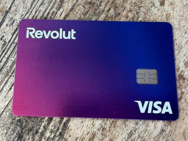 Revolutスタンダードカード。VISAロゴと同じ側にICチップがある