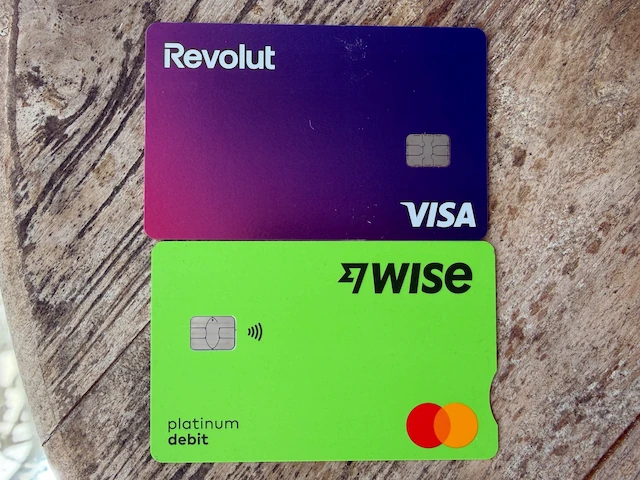 RevolutカードとWiseカードを並べた比較。ICチップの位置が左右逆になっている