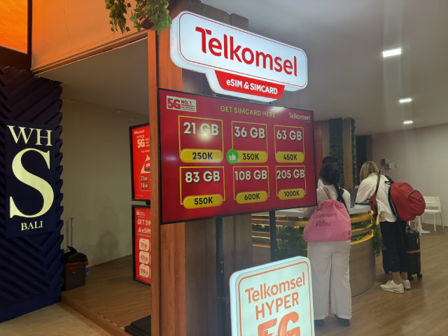 デンパサール空港（ングラ・ライ空港）テルコムセルSIM販売写真。2026年5月筆者撮影