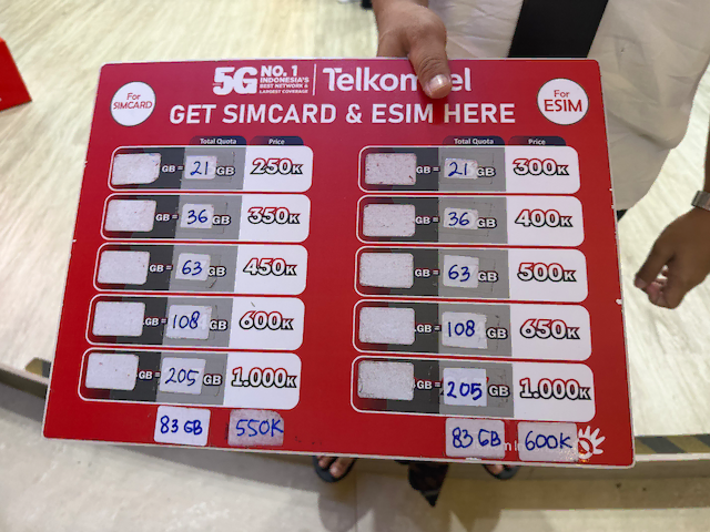 デンパサール空港（ングラ・ライ空港）テルコムセルSIMテルコムセルSIMカード・eSIM料金表（2026年5月筆者撮影）