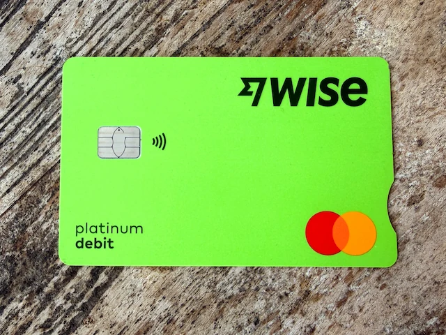 Wiseカード。ICチップの反対側の側面に挿入向きがわかる切り欠きがある