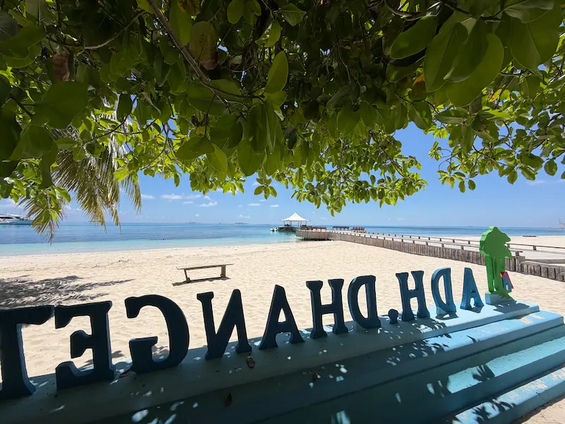 遠くにDhangethiの桟橋が見えるビーチ