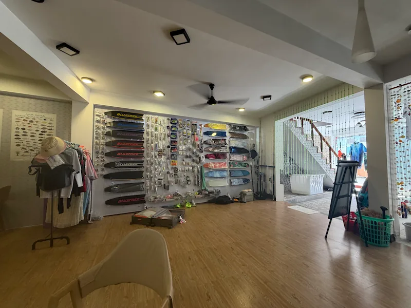 Coral Glow店内。ロングフィンの販売もある