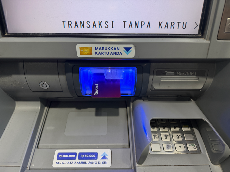 インドネシアの銀行ATMにRevolutカードを挿入している様子。画面上部にMASUKKAN KARTU ANDA（カードを挿入してください）と表示されている