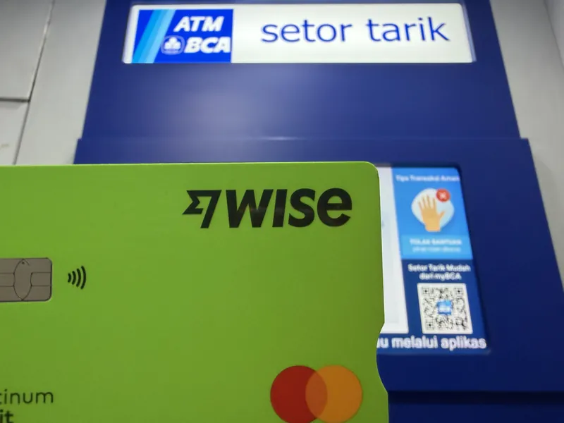 BCAのATM「setor tarik」の前に添えたWiseのデビットカード