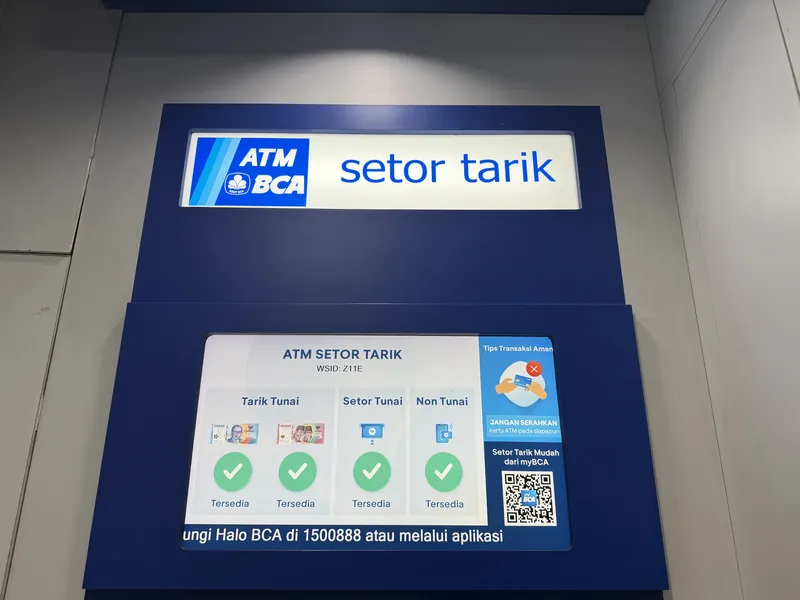 ATM BCA「setor tarik」の対応取引表示パネル