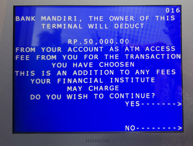Mandiri ATMの手数料50,000ルピア確認画面（YES/NO）